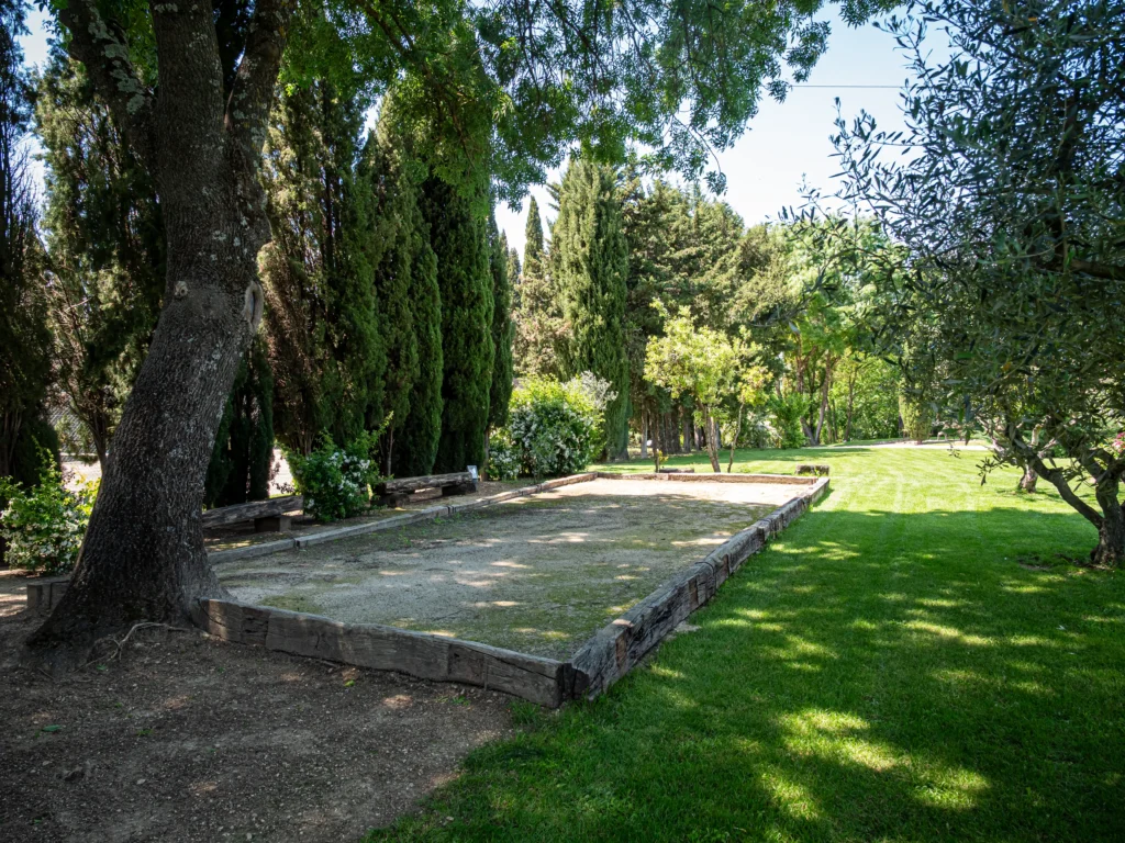 Espace pétanque dans le parc pour une soirée d'entreprise dans le Gard