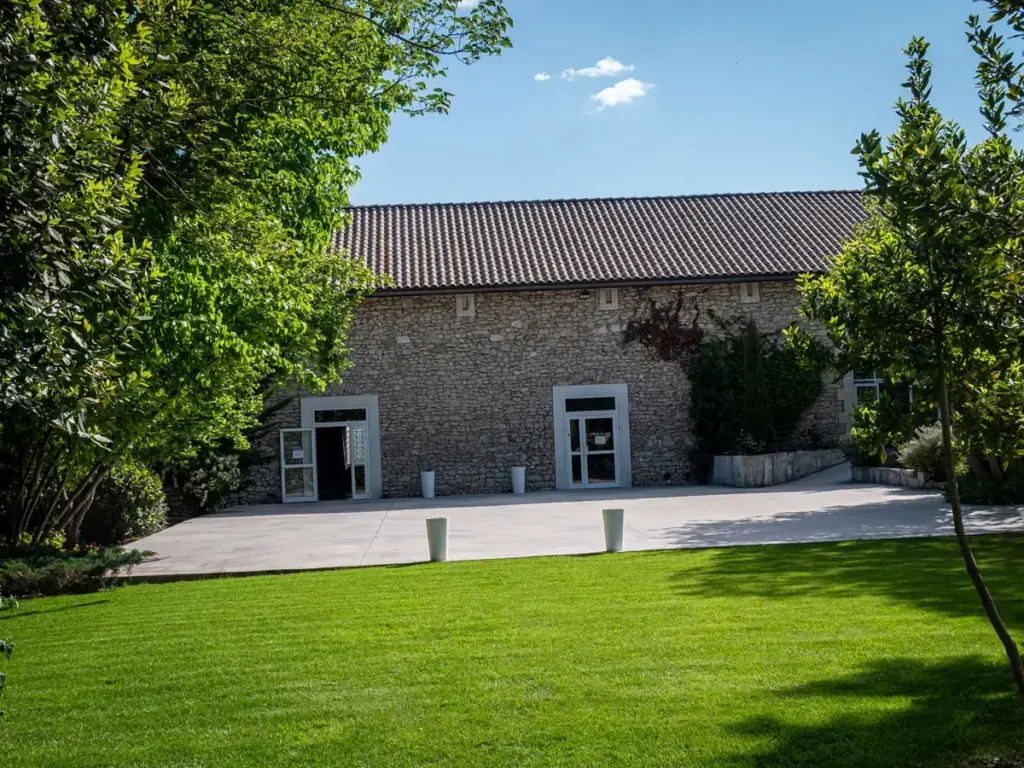 Terrasse et salle climatisée pour un mariage en été au Domaine de la Baraque de Sérignac