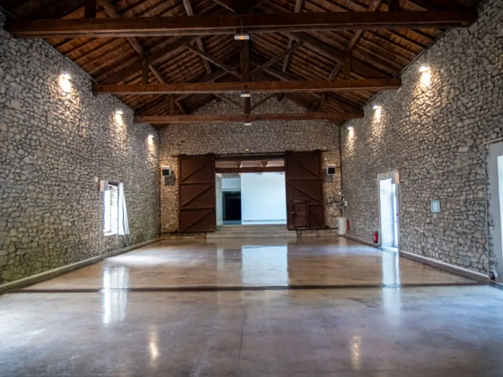 Grande salle en pierre pour une soirée d'entreprise dans le Gard au Domaine de la Baraque de Sérignac